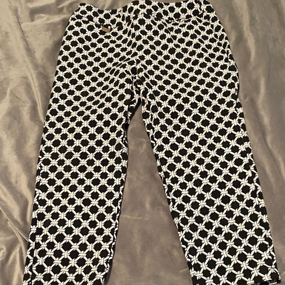 Lulu-B Black & White Knot Print Top with Gold Logo Accent